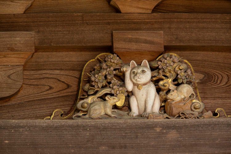 三重塔にもいくつかの招福猫児が潜む。