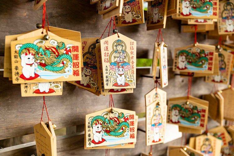 招福猫児が描かれた絵馬。