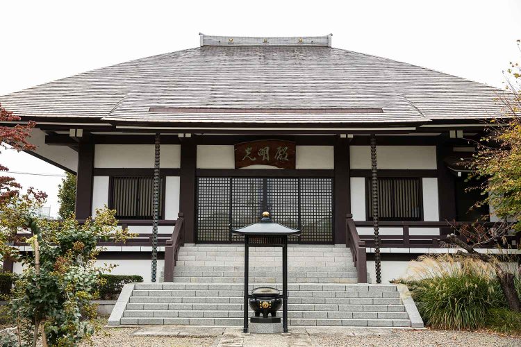 静かな境内。三味線になった猫を供養するための猫塚もある。