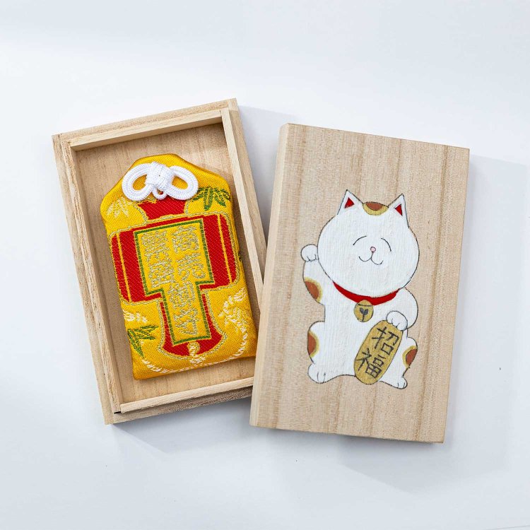 手描き木箱1000円（※御守りは別売り・商売繁盛700円）。