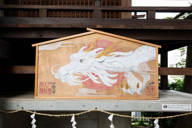 巨大絵馬「ミィドラゴン」（作画・奉納：手留手）。みーちゃんも描き込まれている。