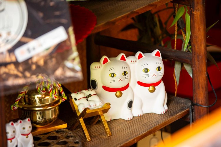 授与品の招き猫もつがいになっている。