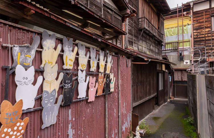 木造民家の隙間を縫うように続く横丁は通称にゃにゃまがり。窓付近にも注目だ。