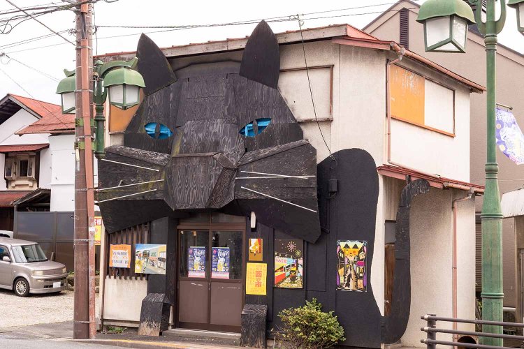 交差点角では黒猫建築に目が釘付けに。