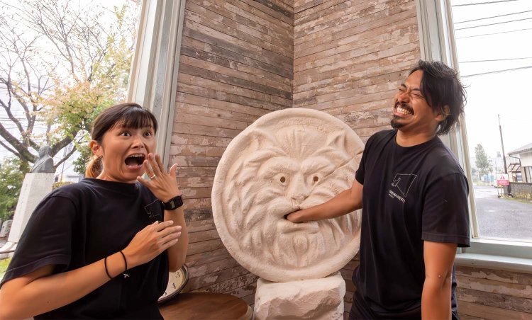 菊池さん（右）とスタッフの山縣さん（左）。「猫耳の『真実の口』で名画ごっこできますよ」。