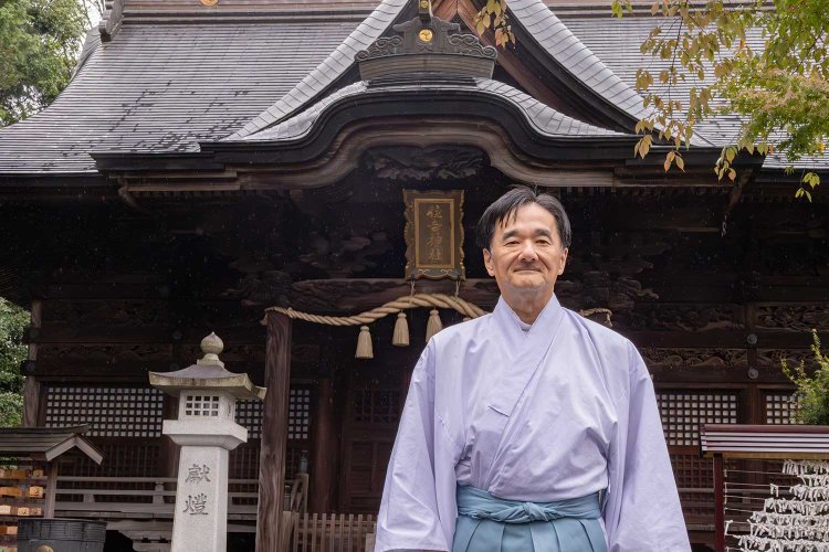 宮司の梅宮さん。「酢平さんの猫絵付き御朱印もありますよ」。