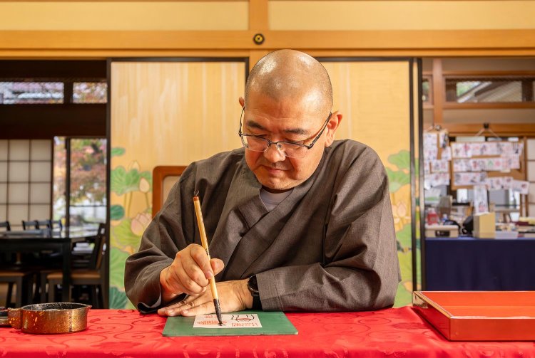 住職の小澤秀孝さん。「ねこ絵の手描き御朱印、種類いろいろあります」。