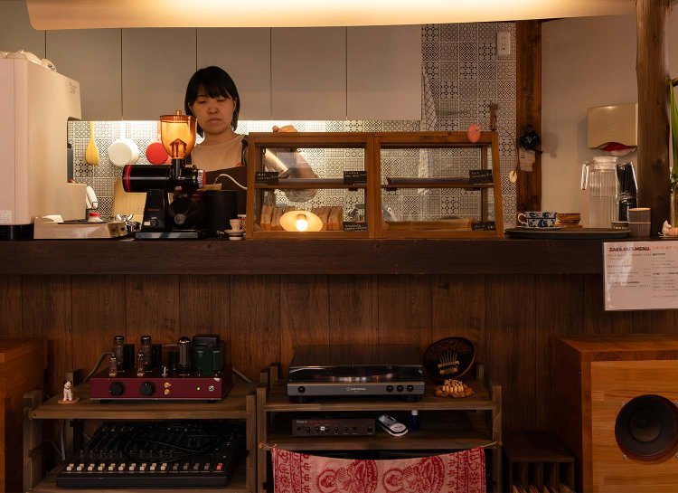 店主の渡邉藍さん。「真空管アンプを通して音楽をかけてます」。