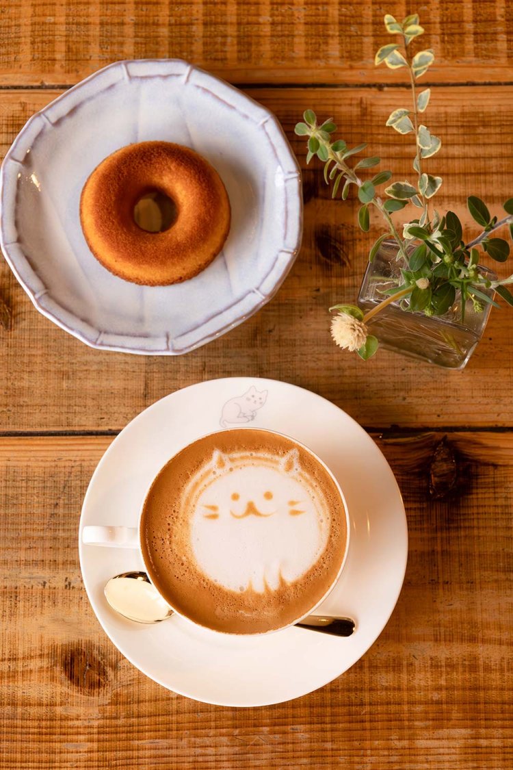 ドーナツ＆カフェラテのセット600円。