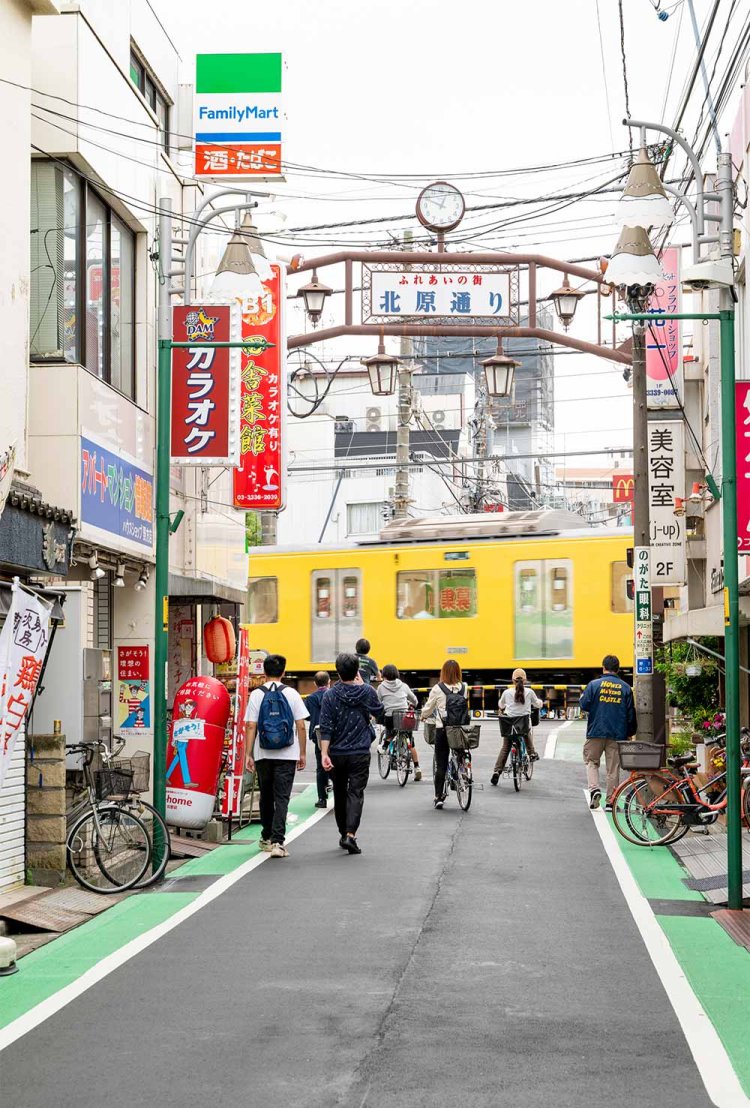 商店街は人通りが絶えない。