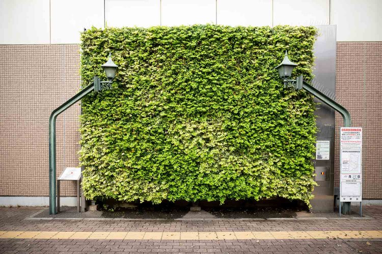 駅前のモニュメント。街灯は旧駅舎のレールを使っている。