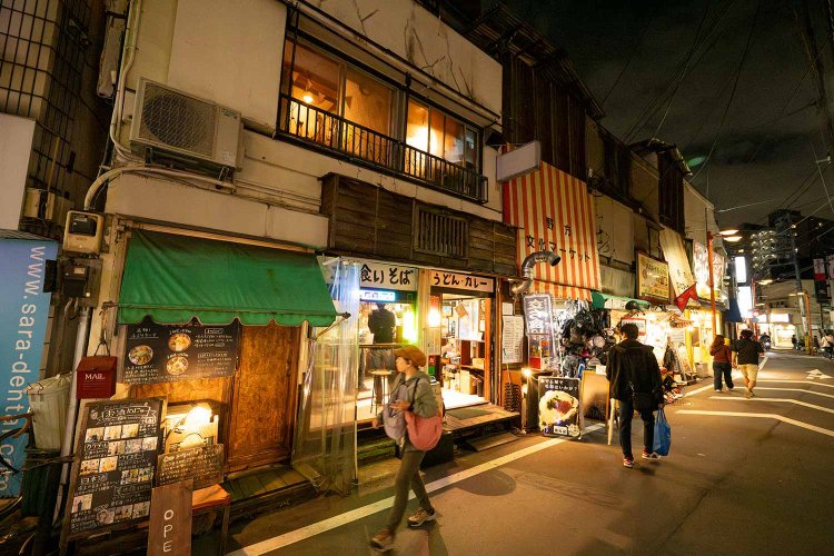 『cafe bar fulari』の入り口は緑のテントの下。初見じゃ分からん。