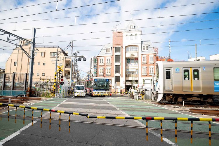 城のごとき『タウンセンタービル沼袋』が印象的な駅前。