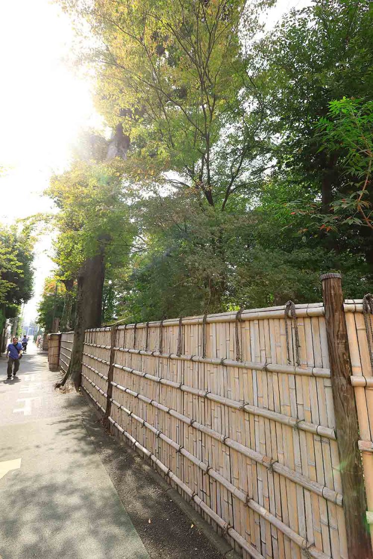 童謡『たきび』で歌われた♪垣根の垣根の曲がり角の地。