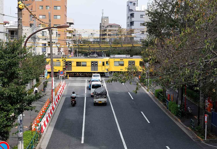中野通りを駆け抜ける黄色い車体の西武新宿線。地下化工事が進行中ゆえ、この風景が見られるのもあとわずか？