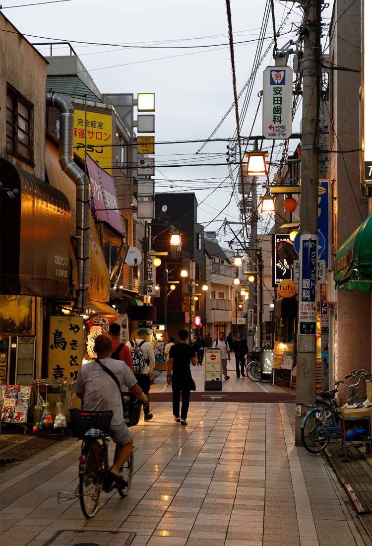 中野から続く薬師あいロード。