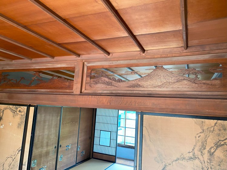 2階待合室は純和風の設（しつら）え。欄間にかたどられているのは富士山。