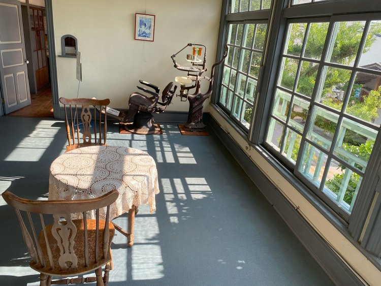 ガラス窓から降り注ぐ日差しが室内を明るく照らしている。奥には診察治療用の椅子があり、今とそれほど変わらない形に目を見張った。