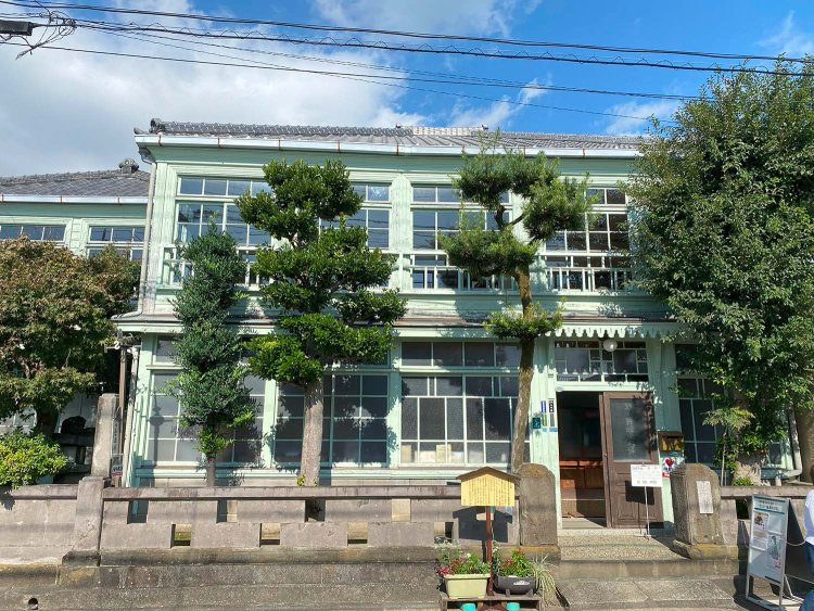 外壁がブルーでモダンな印象。