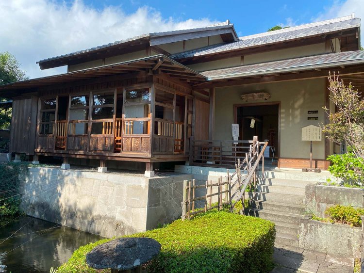 公園内には、明治天皇が休憩したという離れ座敷を復元した記念館「御幸亭（みゆきてい）」も。