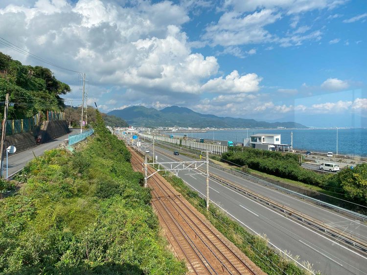 『くらさわや』の2階から望める景色。快晴の日には雄大な富士山と、吸い込まれそうな青の駿河湾を眺められる。
