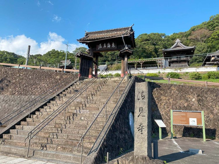 風光明媚な東海道屈指の名刹。明治期に東海道本線が開通する際に寺域の一部を提供した関係で、敷地内を電車が通過していく。