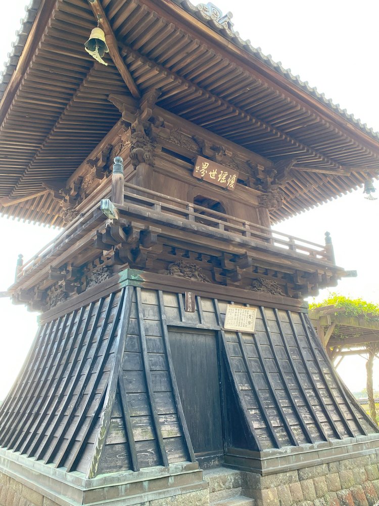 正和3年（1314）鋳造という鐘楼。明治末期、門前に滞在中の高山樗牛（ちょぎゅう）が執筆した「清見寺の鐘声」は名文として名高く、庭園には記念碑が建てられている。