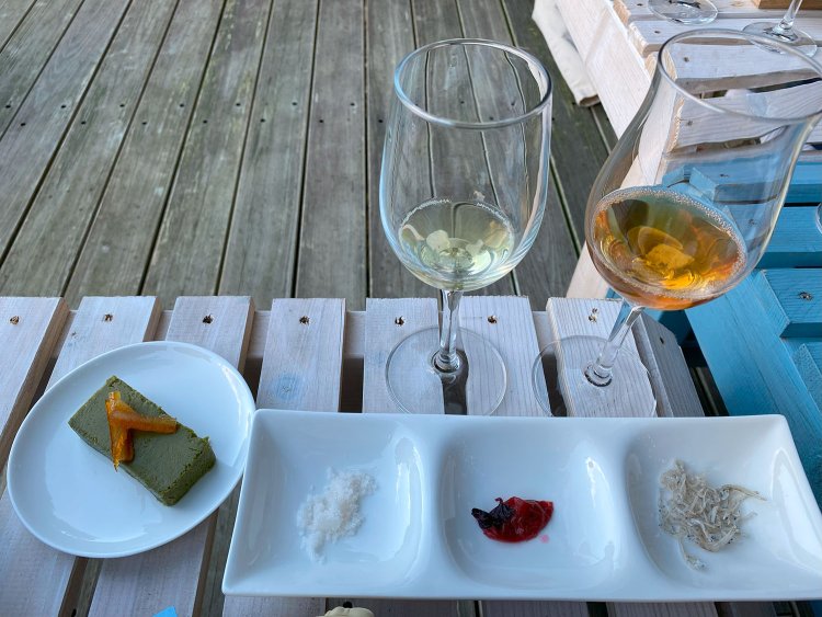 お茶のテイスティングと共に、抹茶のテリーヌ（左）を。甘さが口内に広がり、オレンジピールの酸味が好相性。手前右の塩・梅干し・しらすは新茶の芽と一緒に食べると美味。