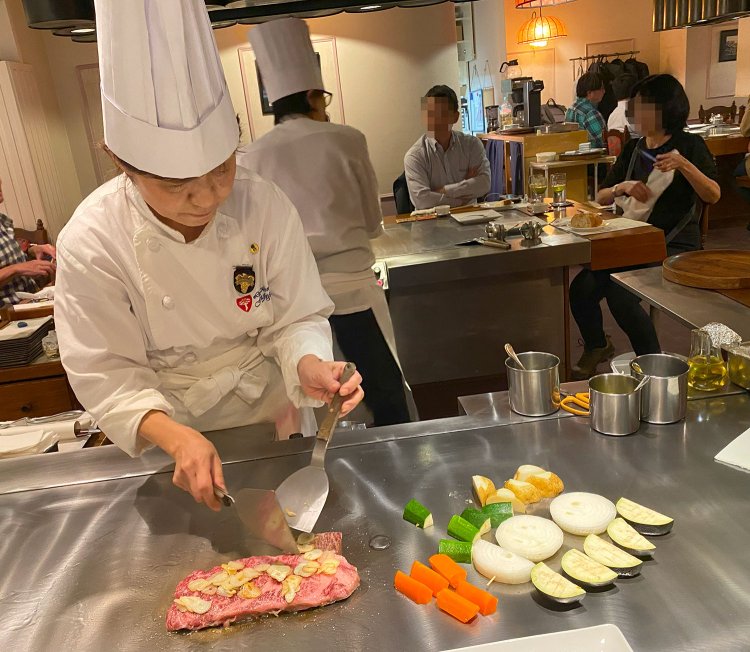 お楽しみコースの「ようこそ静岡お茶コース」1万円（要予約・2人～）では、料理のできあがるプロセスを目の前で楽しむことができる。鮮やかな手つきに料理への期待感が増していく。