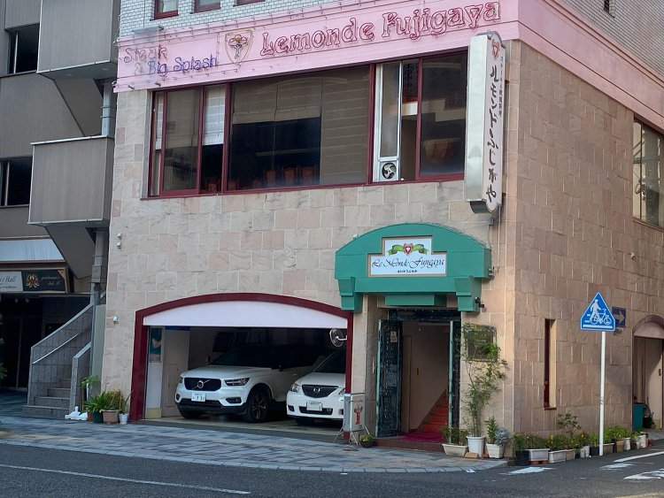 静岡駅から徒歩8分。通り沿いに店を構える。