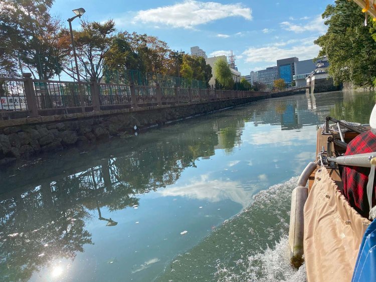 中堀を進む葵舟。揺れはほとんど気にならなかった。水面には空の薄青と雲の白が映る。