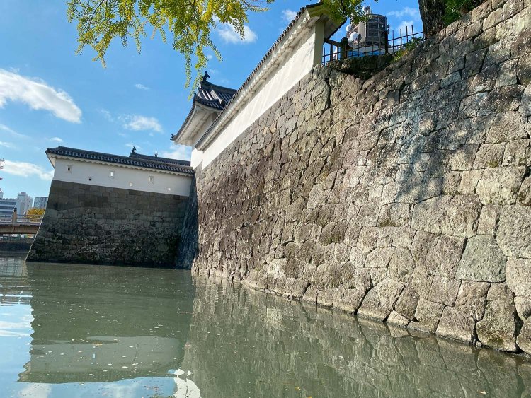 地震などで崩れ、あとから修復した個所もあり、石垣にはよく見ると色や形に微妙な違いがある。ガイドさんがレーザーポインターを駆使しながら細かく説明してくれる。