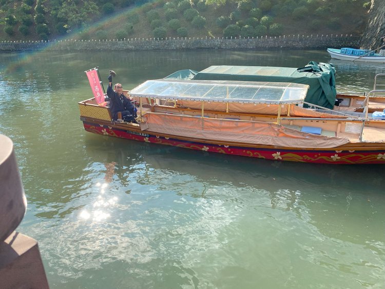 今回乗ったのは今川義元をイメージしたカラーリングの駿府茜丸。こちらに加え、黒地に金色を施した駿府大黒丸の2艘がある。