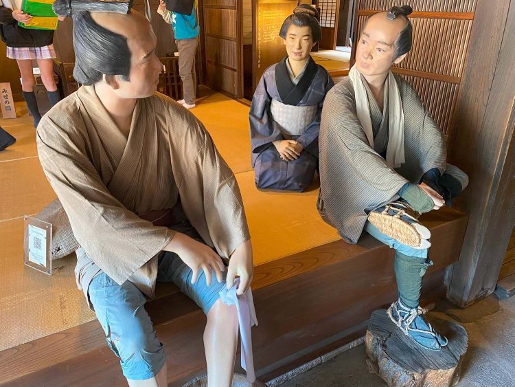 入り口すぐで足を洗う弥次さん（左）と喜多さん。2人の間に腰掛けて、一緒に記念撮影もできるぞ。