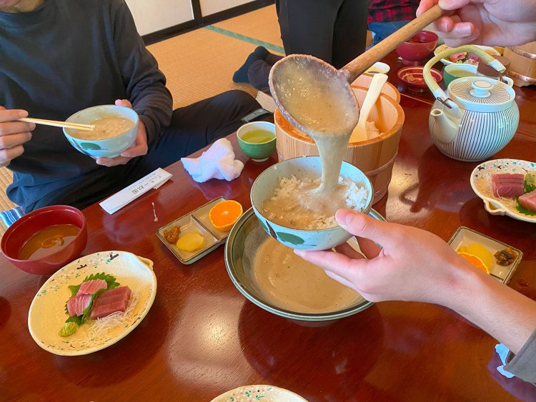 とろろをかける瞬間の高揚感よ。