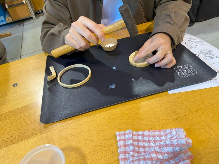 駿河竹千筋細工「小物入れ こぎく」の制作体験に挑戦！　所要時間30分程度で、ころんとした丸みを帯びた形の小物入れができあがった。体験の先生曰く「使うほどに味わいが増していきます」とのこと。