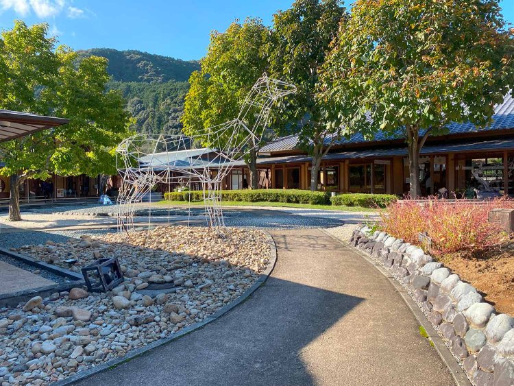 2021年5月にリニューアルオープン。広々としたスペースに建物と自然が調和し、居心地がいい。