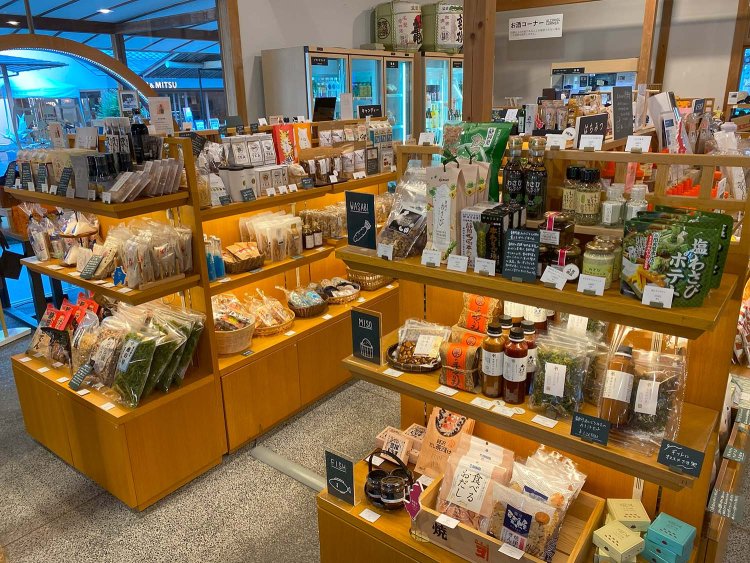 エントランスにあるセレクトショップ「コトコトストア」では、静岡県内の名産品が揃う。