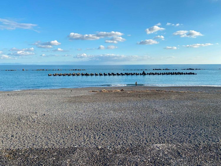 宿泊の際は海沿い散歩に出かけよう。日が暮れると月がきれいに見え、朝方の清澄な空気も気持ちがいい。