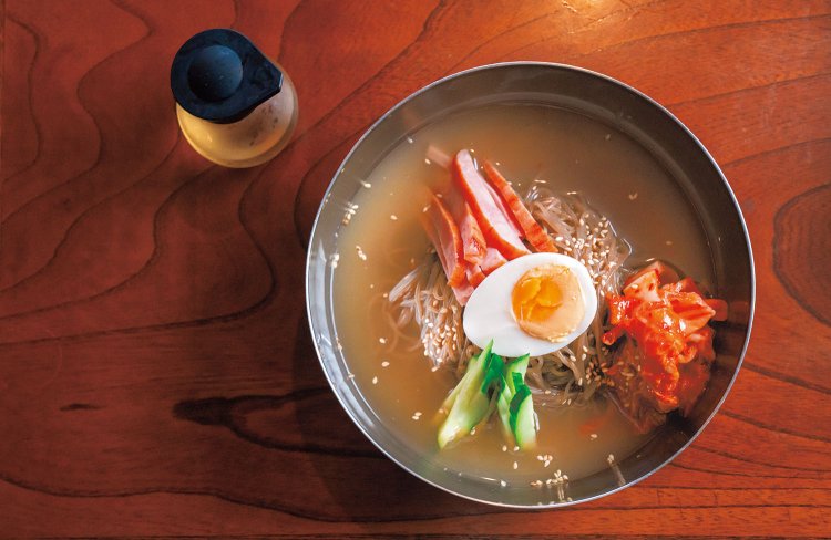 食事は「生姜焼き定食」や「冷麺」が人気。焼酎やビール、おつまみも充実している。