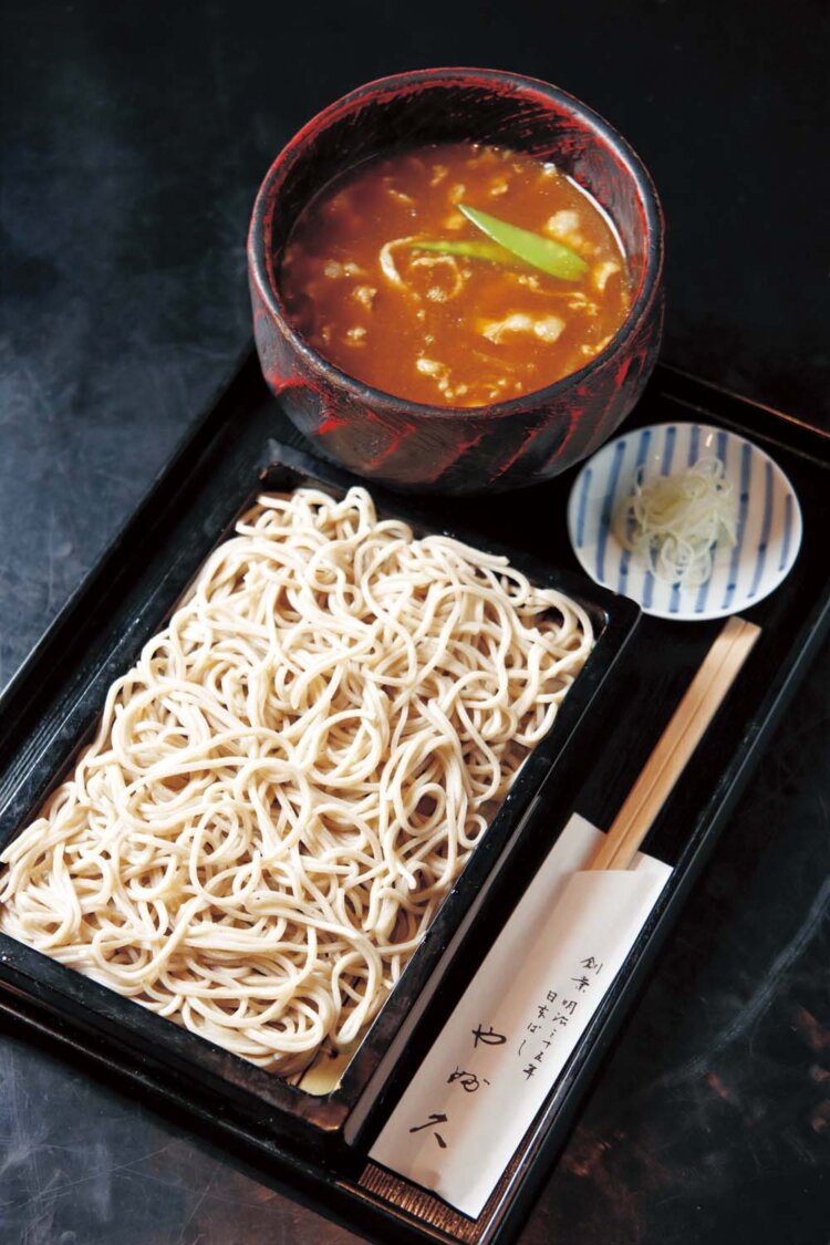 人気の黒豚つけカレーせいろ1815円。かつお節から取った出汁をベースにスパイスを利かせていて、外二そばとも相性抜群。