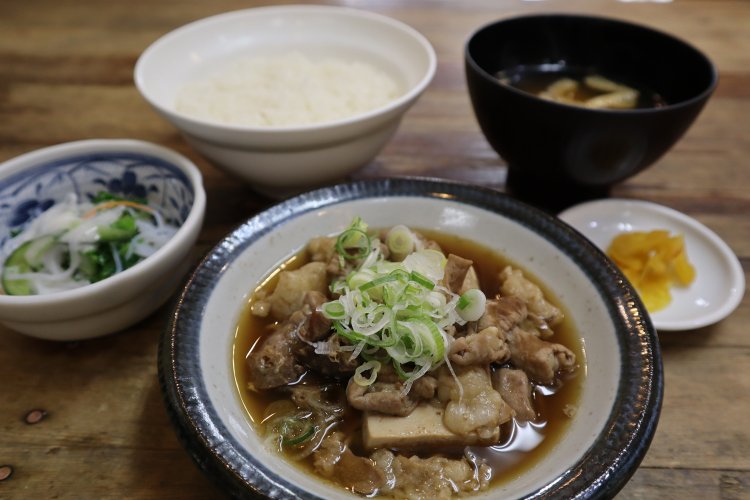 牛もつ煮込豆腐定食850円。新鮮なもつが口の中でとろけそうになる。