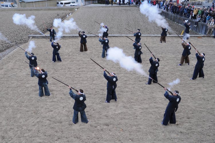 鉄砲隊は火縄銃の演武の後、参道の両脇にスタンバイしお立ち神事が始まる。