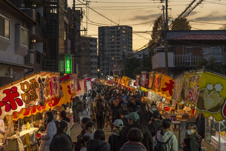 武蔵関駅から本立寺までの通りの両側に約230軒の露店が立ち並ぶ。