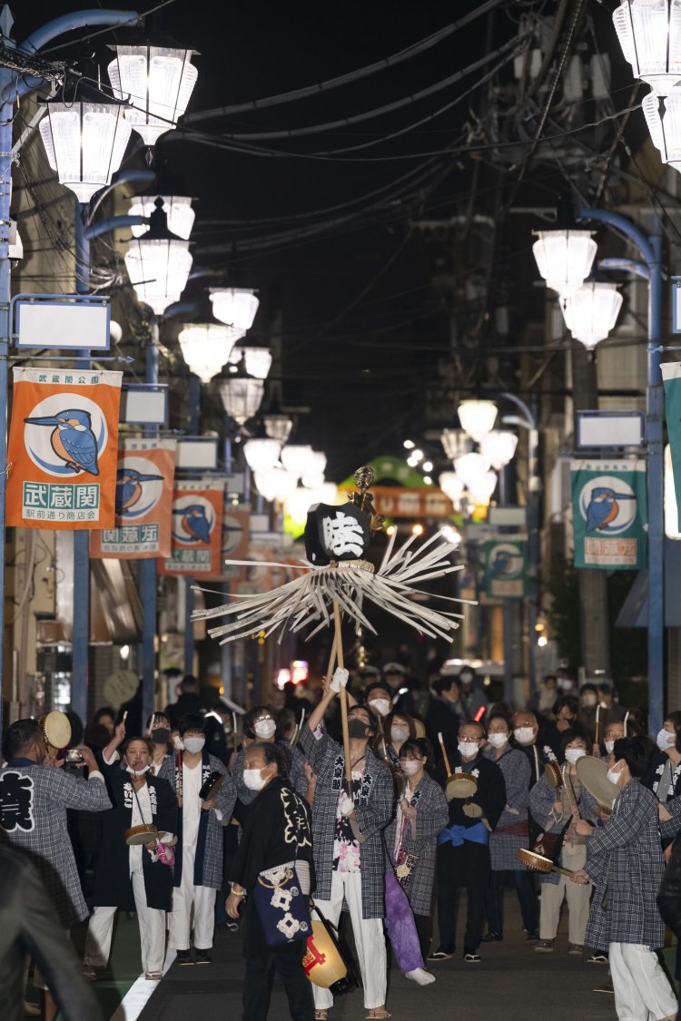 南口の武蔵駅前通り商店会を出発する華やかな万灯行列。