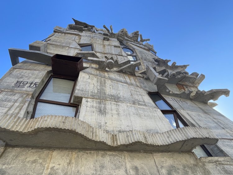 きめ細かで美しいコンクリートと鋭い装飾の外壁。