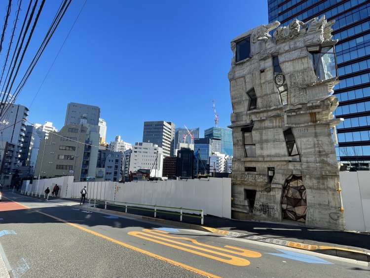 再開発が進む街と蟻鱒鳶ル。