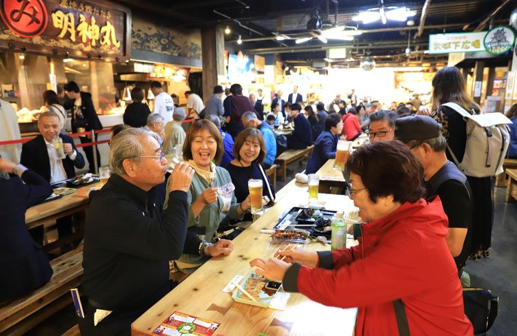 高知市のひろめ市場。相席が基本ゆえに楽しい交流が生まれる（撮影＝鈴木健太）。