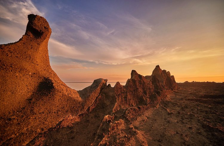 新潟県佐渡市の宿根木の隆起波食台。大地のうごめきがもたらした異世界だ（写真＝新潟県観光協会）。