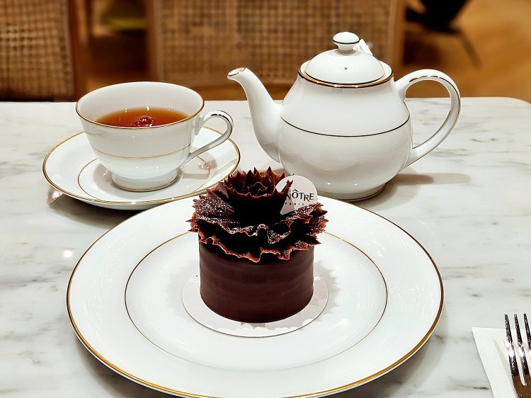 フイユ・ドトンヌ1026円、紅茶 メランジュ・ルノートル1210円。